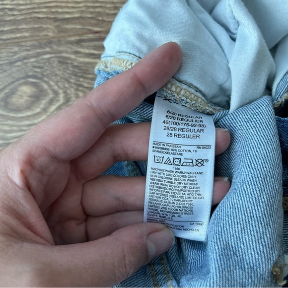 Gap Boyfriend Fit Lightwash Raw Hem Jeans - Picture 4 of 9